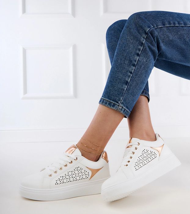 Białe sneakersy ze złotymi wstawkami na platformie Remmi