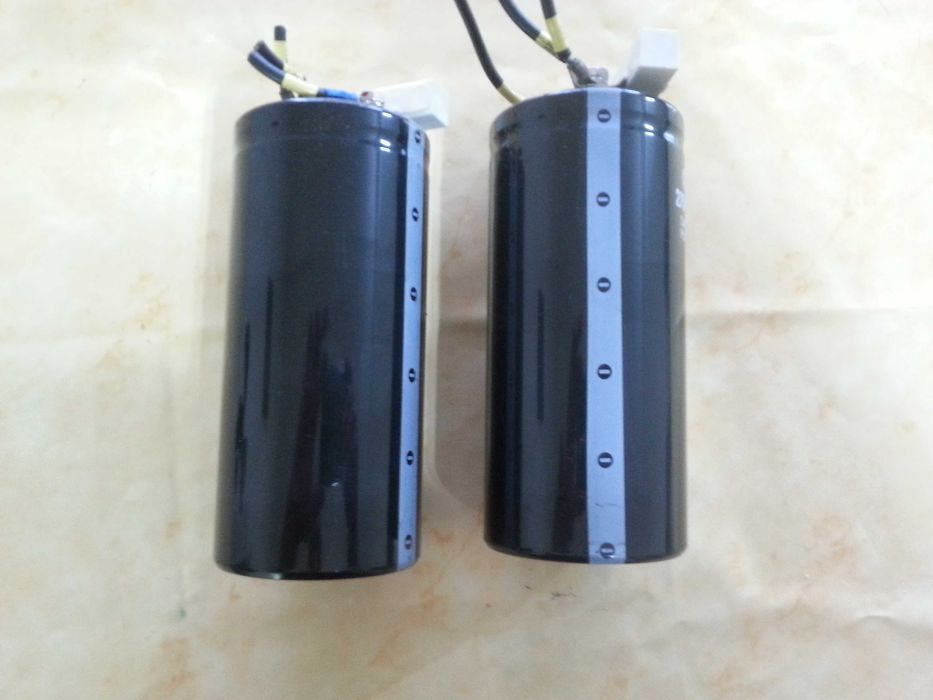 Condensadores electrolitícos  de 2700uF 400Volts