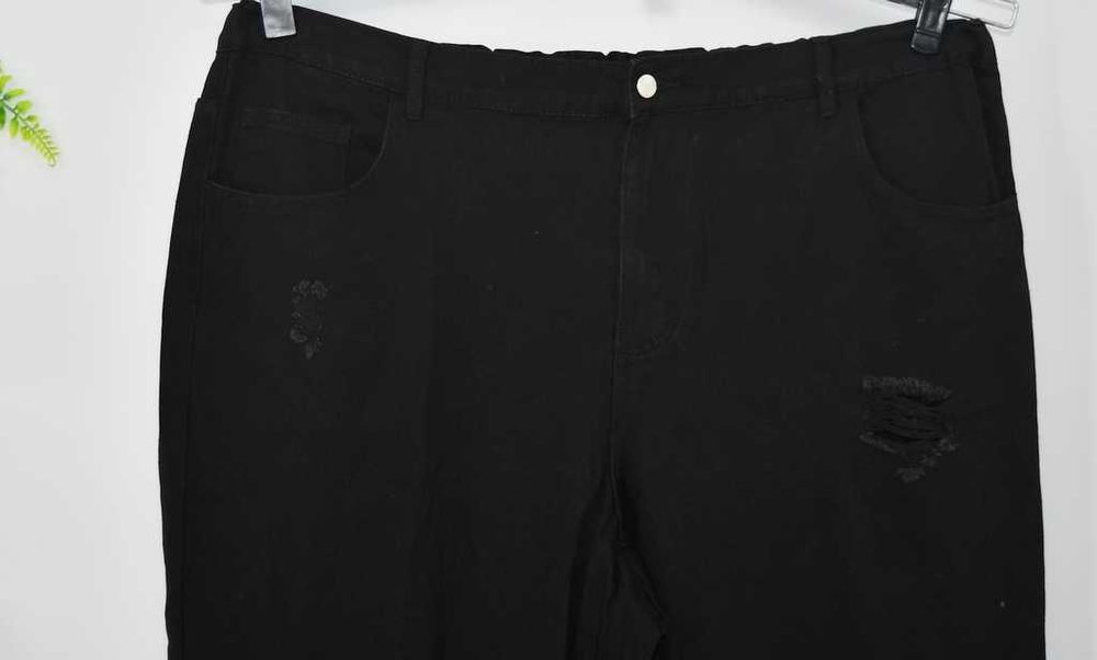 Jeansy z prostymi nogawkami i dziurami 4XL