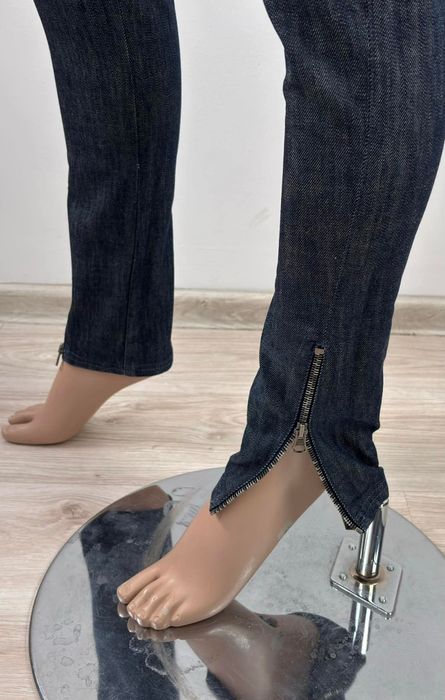 Stella McCartney spodnie jeansowe damskie 
rozmiar (34)
Kolor:granatow