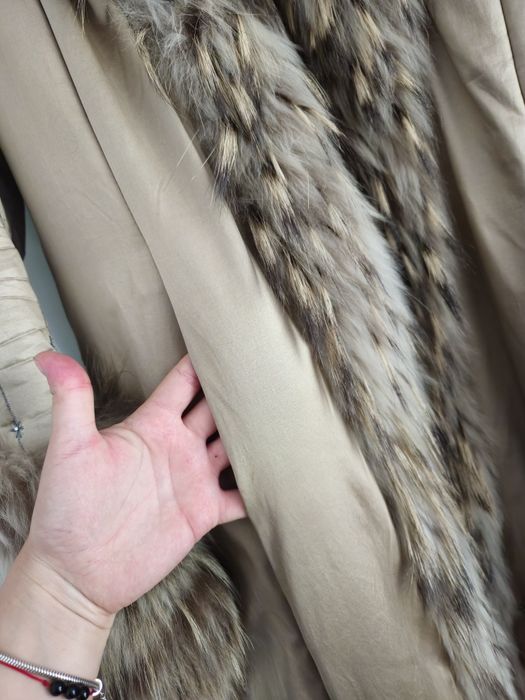 Długi ocieplany płaszcz z futrem złoty