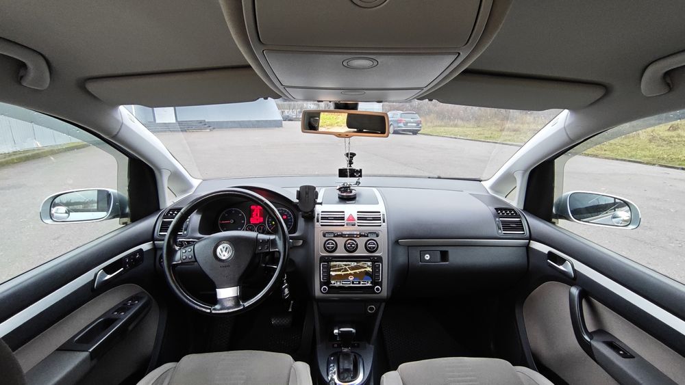 Фольксваген тоуран.