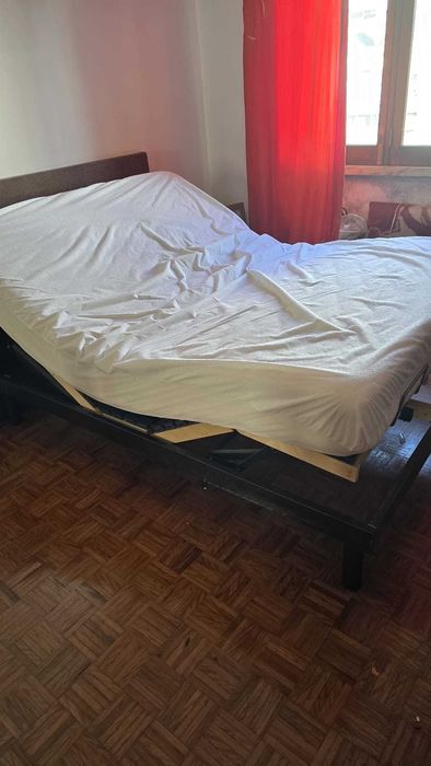 Cama articulada moderna com comando sem fios