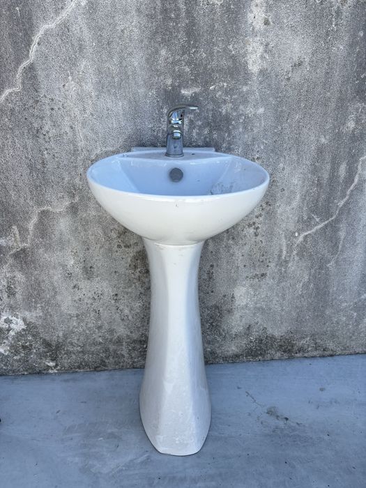 Lavatório c/ coluna e torneira Valadares
