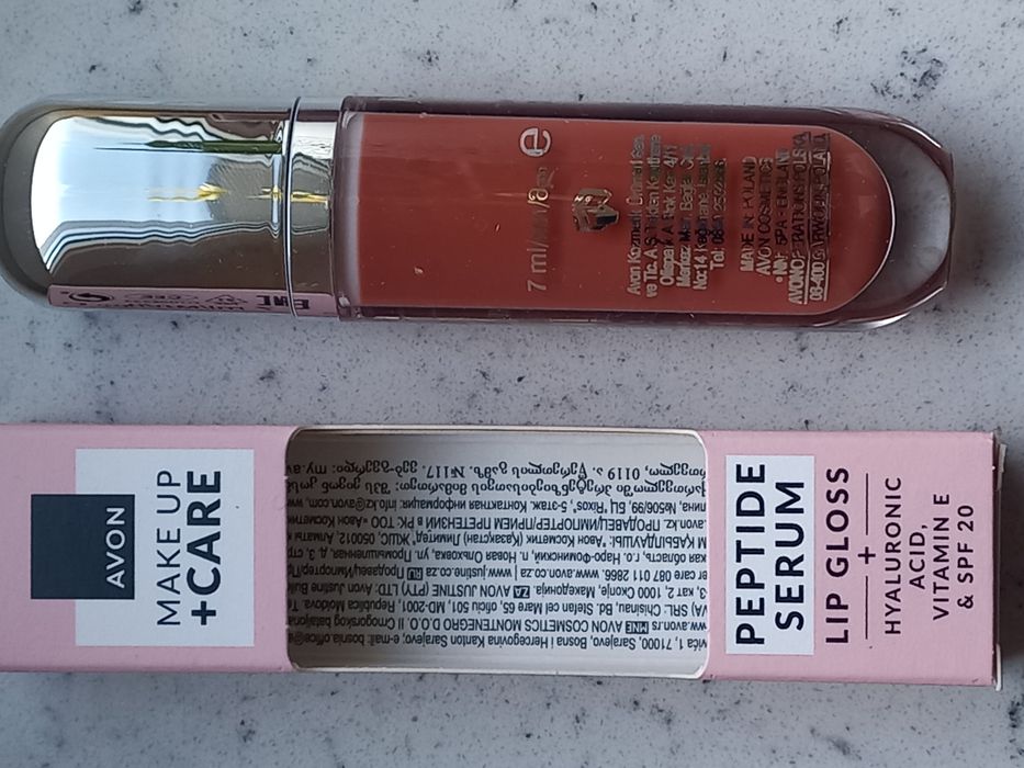 Błyszczyk-serum z peptydami Juicy Peach Avon