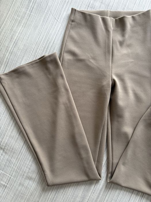 Calças flare creme H&M