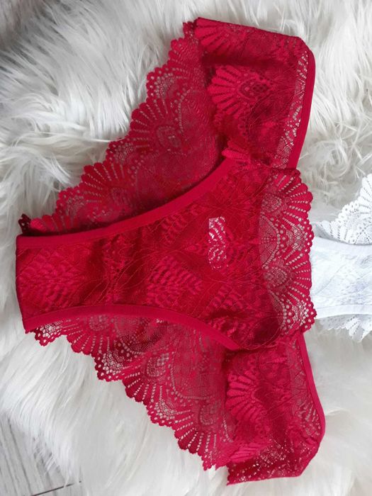 4 sztuki majtki koronkowe