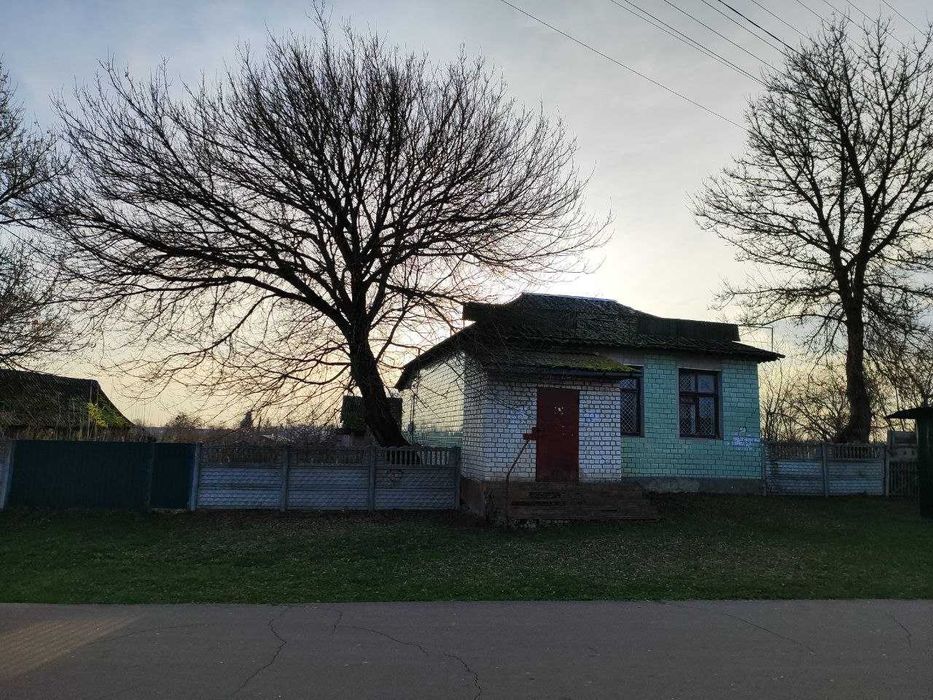 Продаж магазинів та земельної ділянки