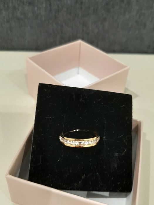 Anel / Aliança dourada com brilhantes