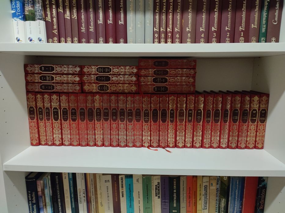 Coleção de livros encadernados