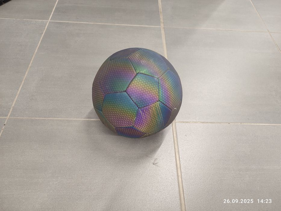 Nowa granatowa podświetlana piłka