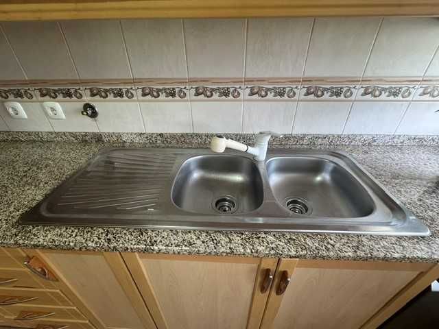Armários de cozinha e bancada em granito