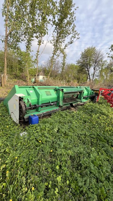 Продам кукурудзяну жниварку 8 рядну ксм-8