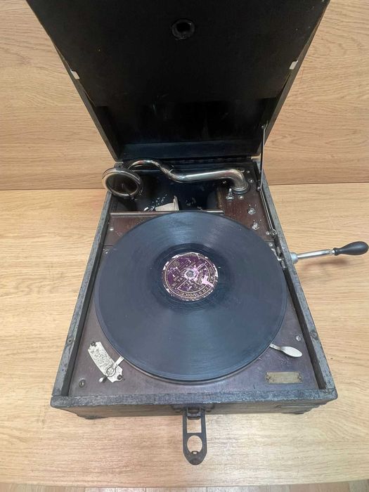 Grafenola antiguidade, com 10 discos, funciona mas tem defeito