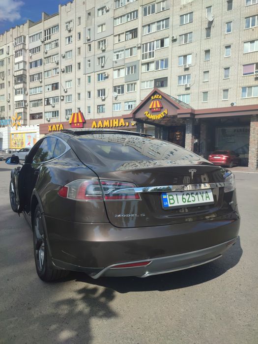 Tesla Model S 400к.с