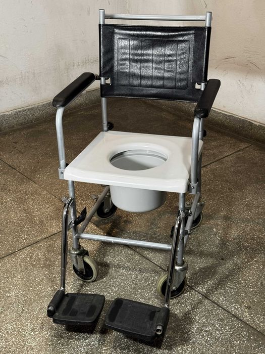 Medyczne mobilne krzesło sanitarne - toaletowe WC na kółkach z hamulcami , z oparciem, podłokietnikami i podnużkami. Stan Bardzo dobry