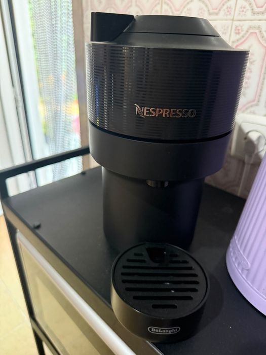 Máquina de Café Nespresso Vertuo Pop com cápsulas