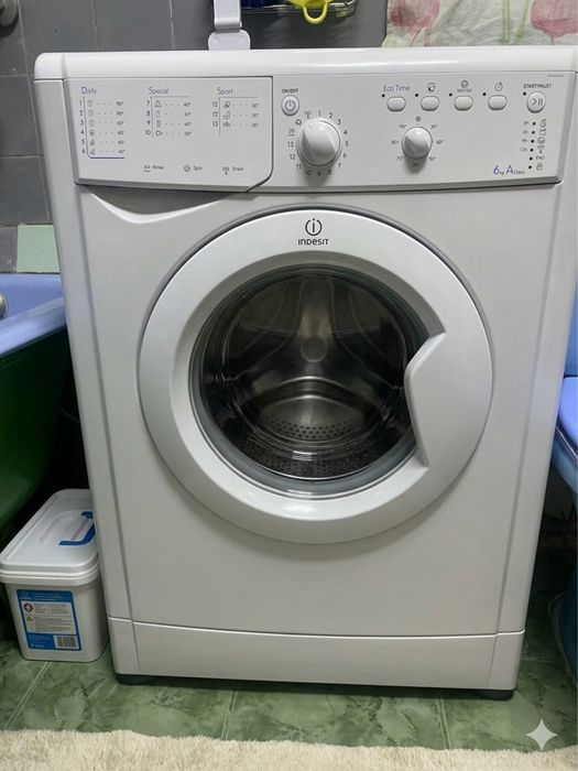 Пральна машина Indesit 6 кг (Eco Time) у робочому