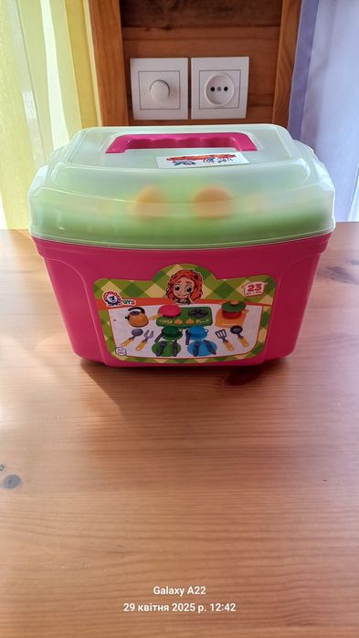 Іграшковий будиночок і кухонний набір
