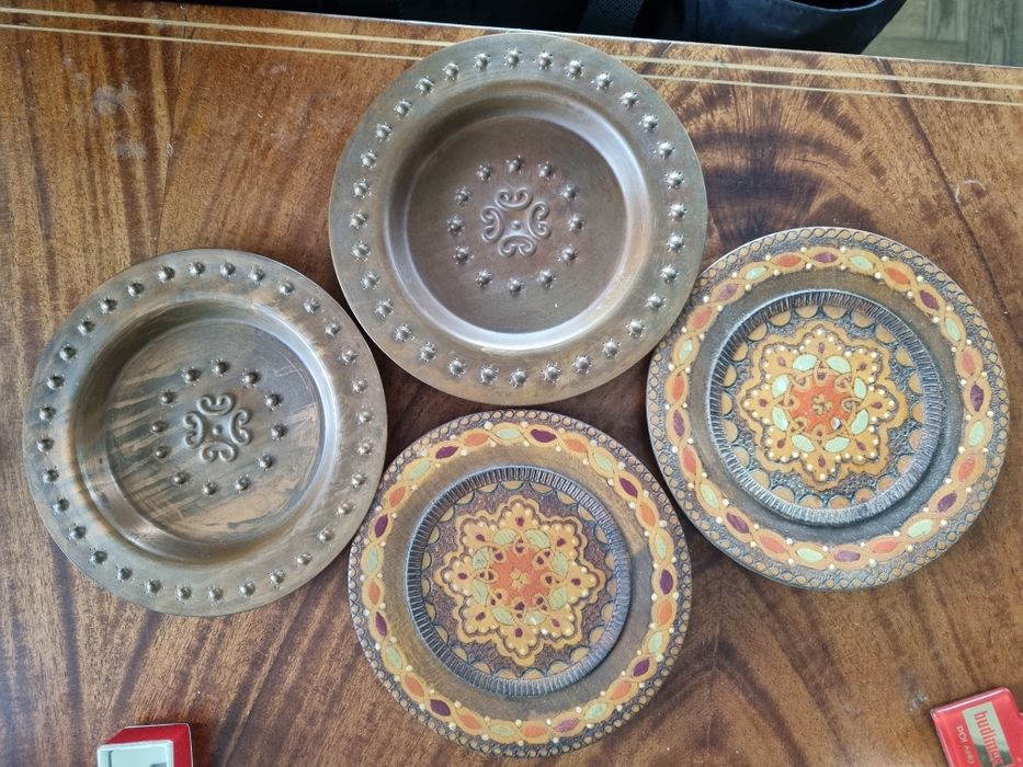 Dekoracyjne talerze do powieszenia 2 metalowe i 2 drewniane radzieckie