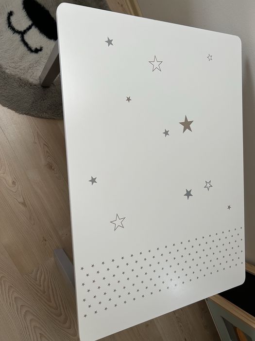 Drewniany stolik dziecięcy