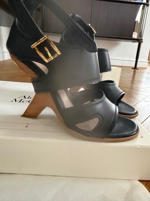 sandały na obcasie Aleksander McQueen idealne