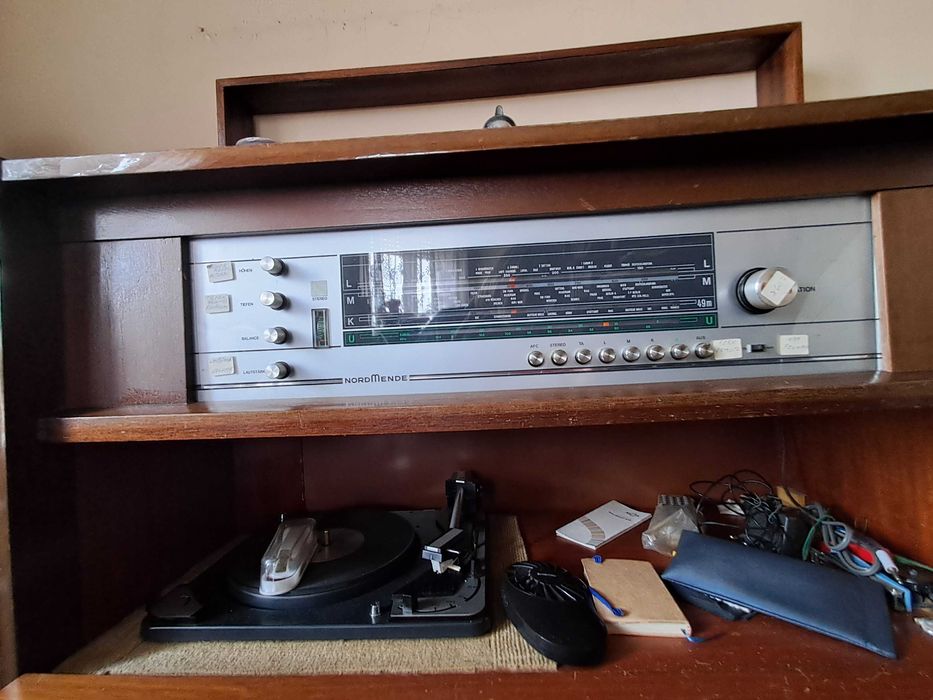 Vende-se Móvel Antigo com Rádio e Gira discos  NordMende a funcionar