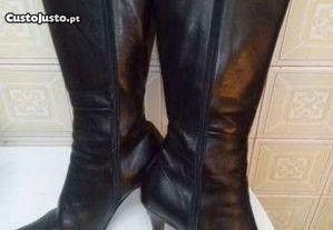 Botas pele genuína cano alto, sola couro, cor preto N.36 - Bom estado