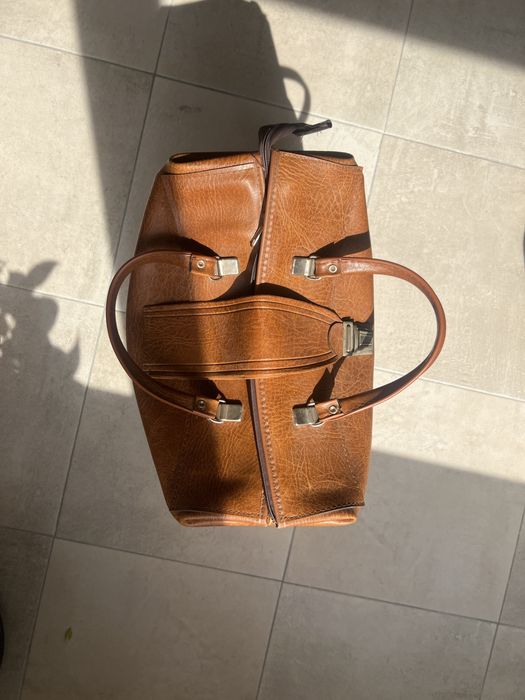 Mala de viagem antiga em pele