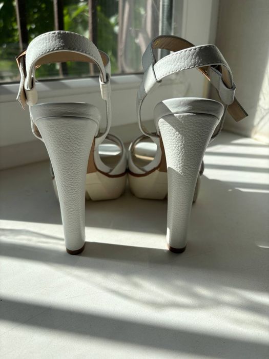 Білі туфлі-босоніжки від бренду antonio biaggi.