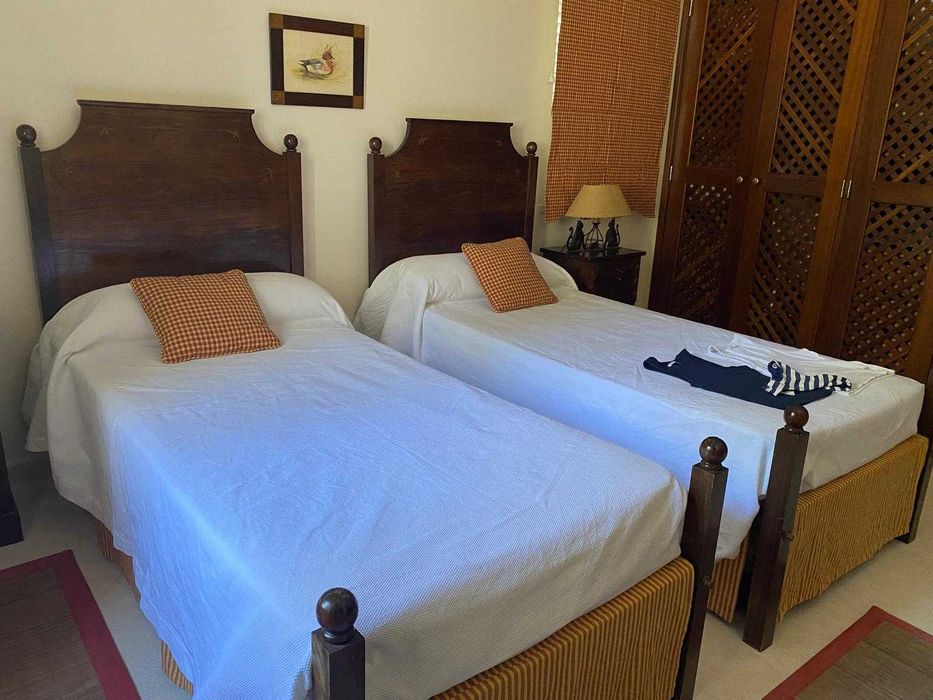 Conjunto de Quarto em Madeira Maciça – 2 Camas c/ Cama Inferior + Cómoda + 2 Mesas de Cabeceira