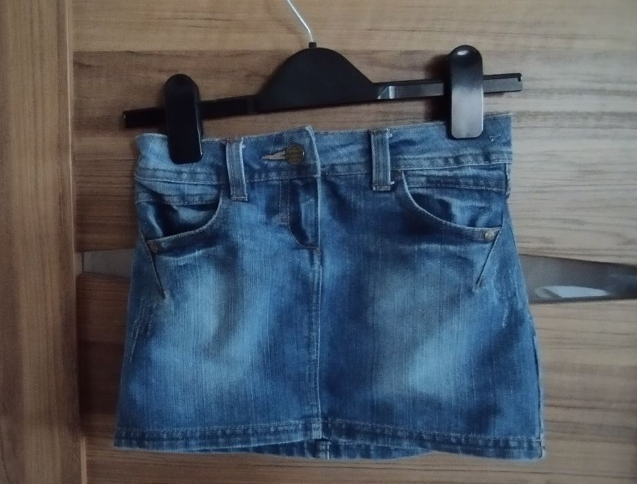 Spódniczka Next na wzrost 122cm. Wiek 7 lat.
Bez plam i dziur. Nosi