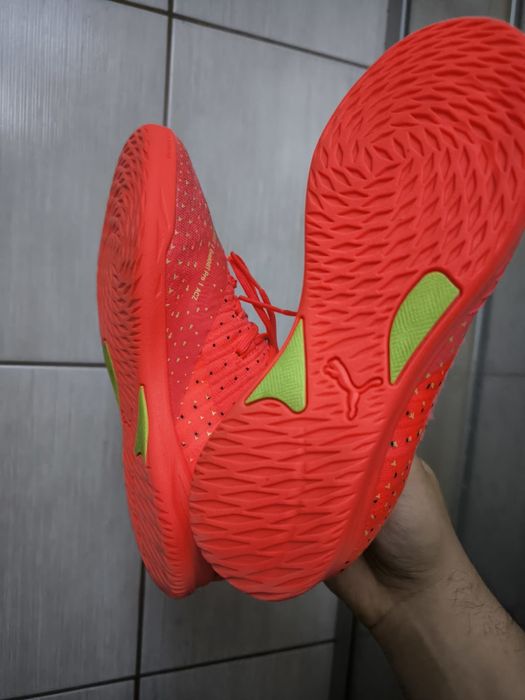 Buty Piłkarskie Halówki PUMA FUTURE Z IT  Rozmiar 36  Neon Coral  Stan BDB