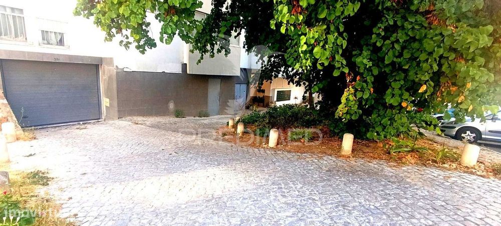 Private 160 m² Garage Next to the Airport – Joint Sale