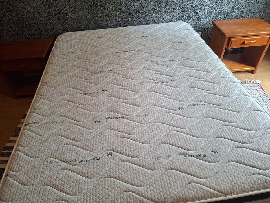 Colchão mais Base e duas mesa de cabeceira casal