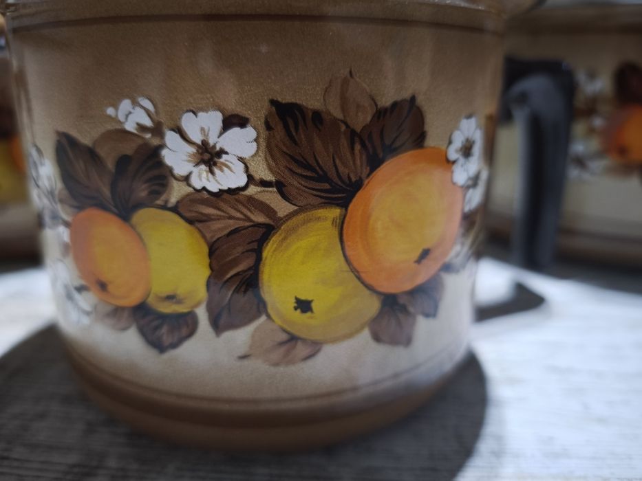 Zestaw garnków emaliowanych .