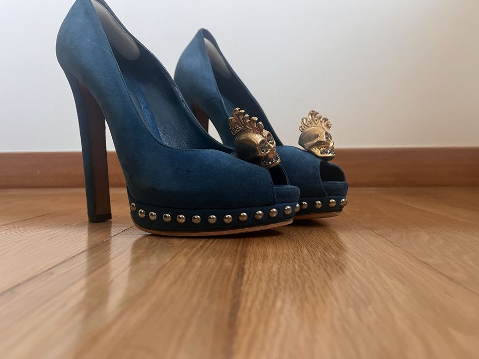 Alexander McQueen sapatos de salto em camurça azul com peep toe