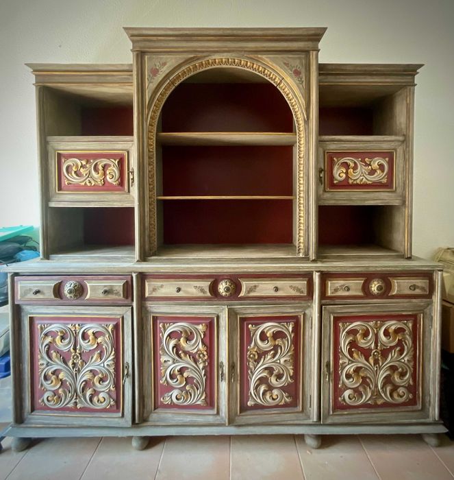 Armário lacado em madeira maciça