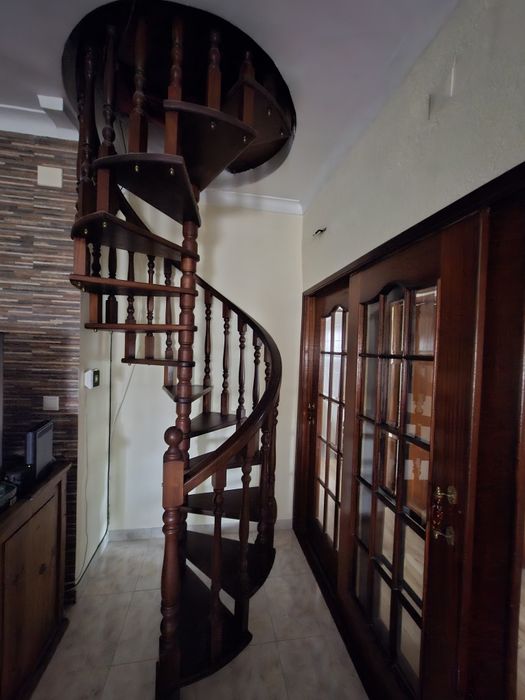 Escada caracol em madeira