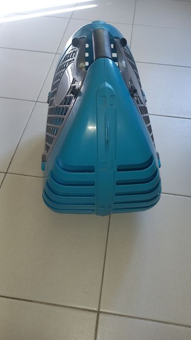 Transportadora para animais, resistente.