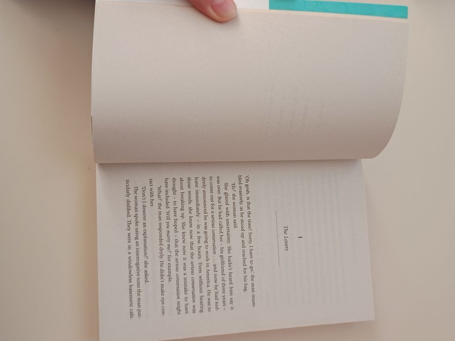 Книга англійською "Before the coffee gets cold"