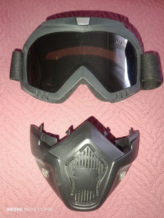 Dois pares de óculos para motar