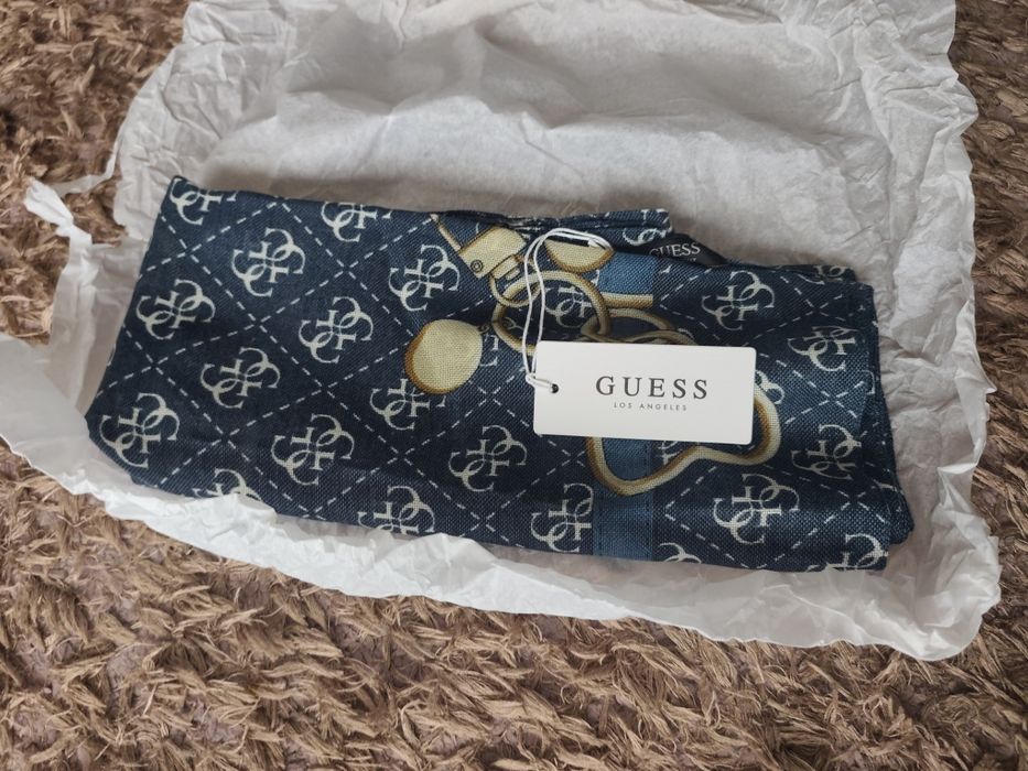 Lenço de senhora Guess novo.