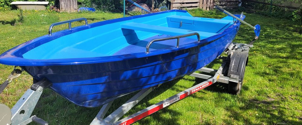 Nowa  bardzo  stabilna  łódź  łódka  wiosłowa  wędkarska