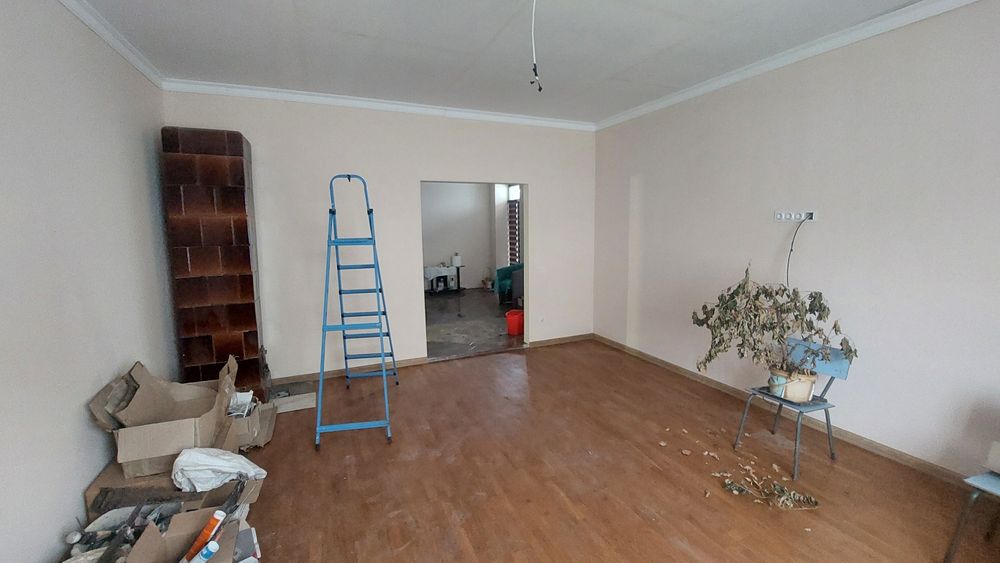 Продається 1кім кв студія 51кв м  вул. Латоричний двір.