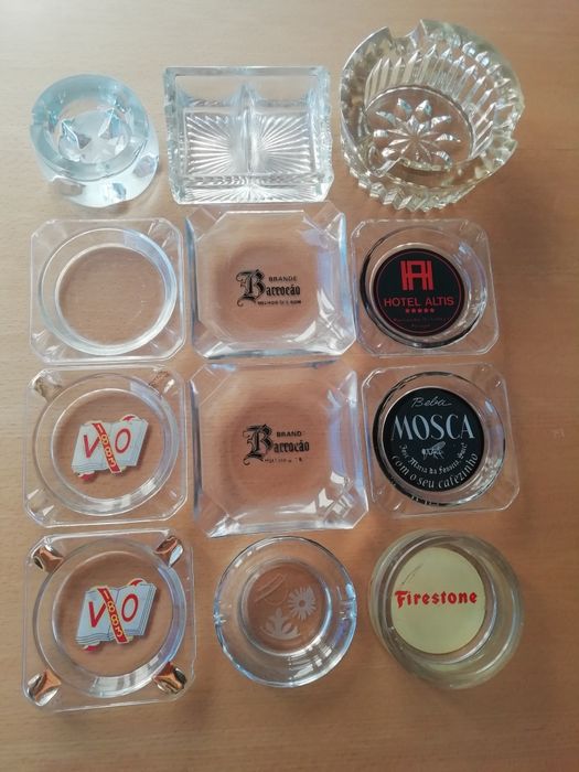 Conjunto de cinzeiros em vidro.