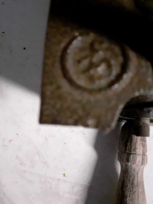 Ferro de engomar antigo a brasas