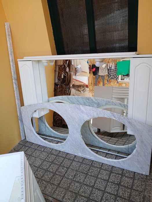 Móvel WC com duas pias e espelho