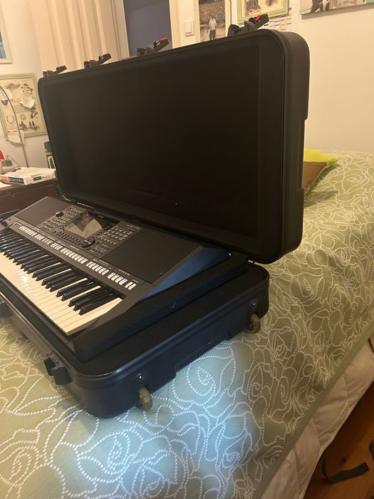 YAMAHA PSR S-775 professional arranger keyboard
