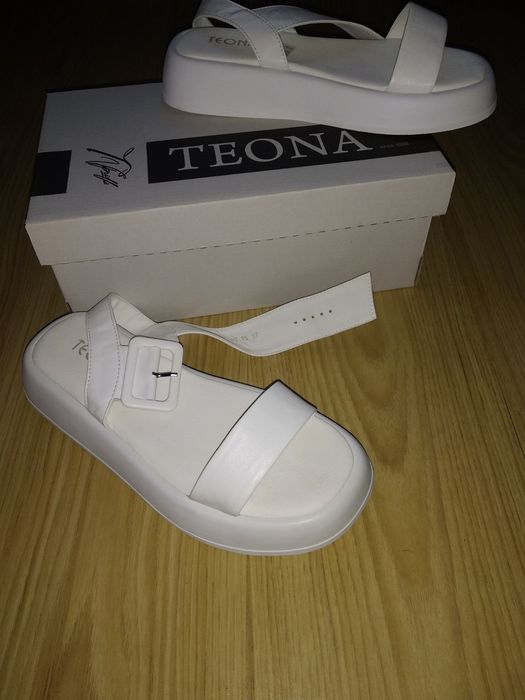 Босоніжки шкіряні Teona
